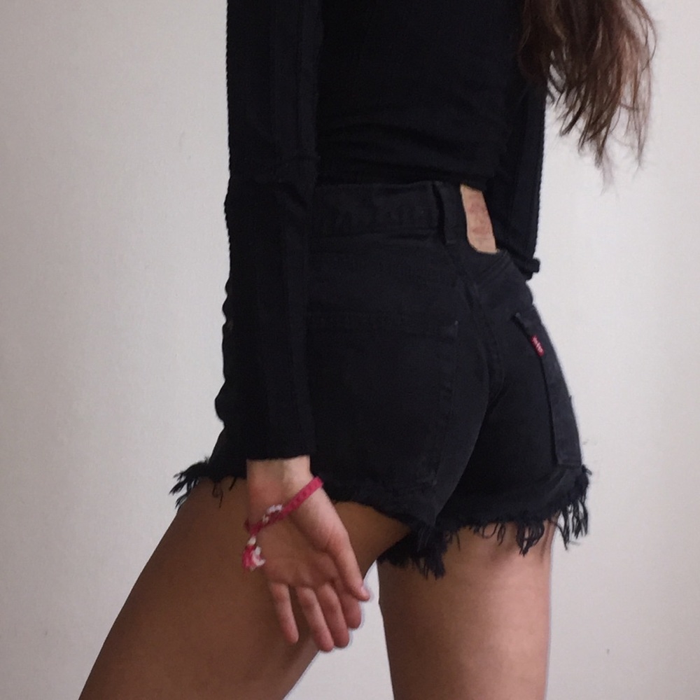 Black Vintage Levi’s High-waisted shorts 🖤
